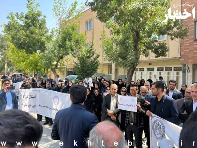 تجمع اعتراضی وکلای چهارمحال و بختیاری به مصوبات اخیر مجلس